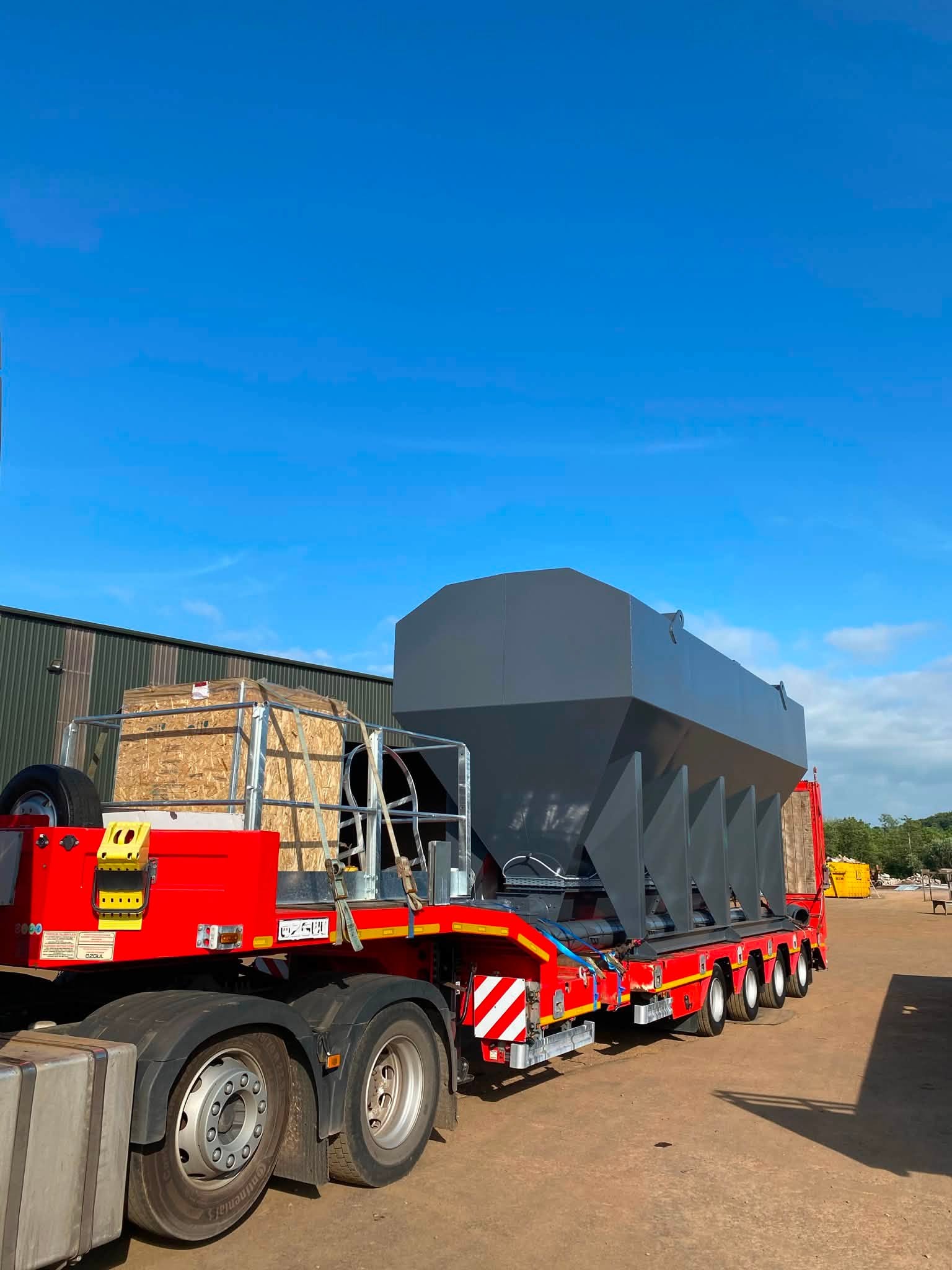 New 48m³ low-level silo secured on a transport trailer
